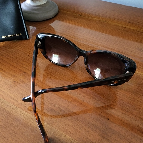 Sunglasses - Picture 3 of 4